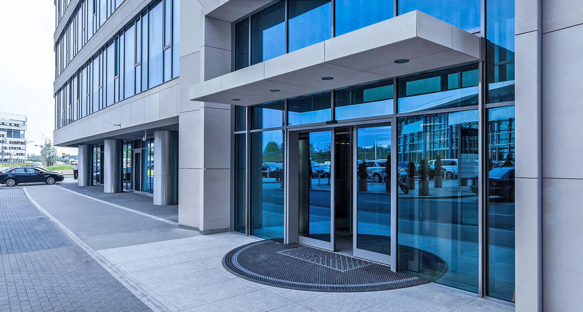 Церковные двери. Войти в здание на конце. Войти в здание на конце. Входная группа в офис. Стеклянная входная группа.